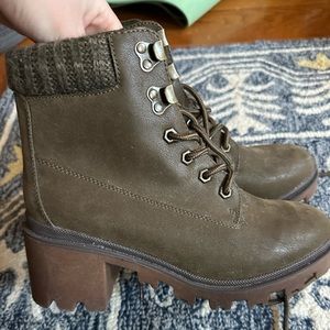 Universal Thread boots